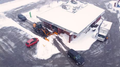 Remoción-De-Nieve-Industrial-En-El-Estacionamiento-Después-De-La-Tormenta-De-Nieve-Canadiense