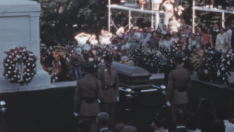 Menschen-Erweisen-Gemeinsam-Mit-Militärangehörigen-Auf-Dem-Arlington-National-Cemetery-Ihren-Tribut