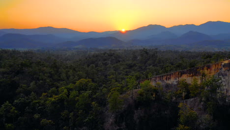 Luftaufnahmen-Fliegen-In-Richtung-Sonnenuntergang-über-Der-Malerischen-Landschaft-Von-Pai,-Thailand