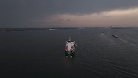 Vista-Aislada-De-Un-Buque-Petrolero-En-El-Paisaje-Marino-Durante-El-Día-Nublado-Cerca-De-Moerdijk,-Países-Bajos