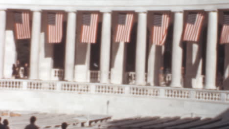 Fahnen-Wehen-Entlang-Der-Säulen-Des-Amphitheaters-Auf-Dem-Arlington-National-Cemetery