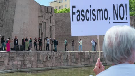 Ein-Liberaler-Demonstrant-Hält-Während-Einer-Kundgebung-Gegen-Rechtsextreme-Und-Faschistische-Bewegungen-In-Europa-Ein-Plakat-Mit-Der-Aufschrift-„Kein-Faschismus“.