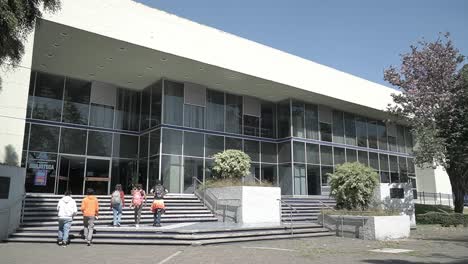 Mexikanische-Studenten-Betreten-Die-Campus-Bibliothek-Der-Universität