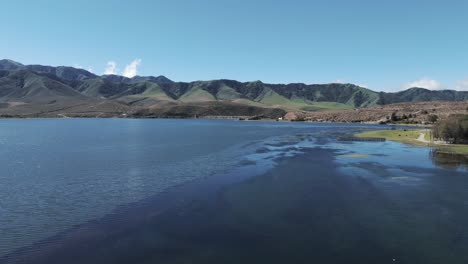 Forward-shot-of-artificial-lake-with-sky-blue-in-Tafí-del-Valle-in-Tucumán,-Argentina