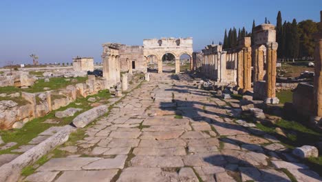 Puertas-Históricas-Arqueadas-De-La-Ciudad-A-Las-Ruinas-En-El-Paseo-Marítimo-De-La-Calle-Principal