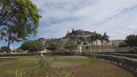 Eine-Malerische-Aussicht-Auf-Castillo-San-Felipe-De-Barajas-In-Cartagena,-Kolumbien-Mit-üppigem-Grün