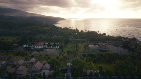 Spitze-Des-Wasserpalastes-Im-Morgengrauen,-Karangasem-Regency,-Bali-In-Indonesien