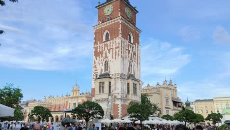 Multitud-De-Personas-Haciendo-Turismo-En-Polonia,-Monumento-Histórico,-Torre-Del-Ayuntamiento-De-La-Plaza-Principal-Del-Mercado-En-El-Casco-Antiguo-De-Cracovia.