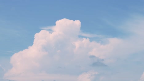 Fondo-De-Nubes-De-Tormenta-Dramáticas-Y-Tormentosas-En-África-En-La-Temporada-De-Lluvias-En-El-Parque-Nacional-Serengeti-En-Tanzania-En-África,-Espacio-De-Copia-Con-Un-Cielo-Dramático-De-Cerca