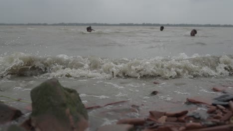 Viele-Kinder-Baden-Im-Wasser-Des-Ganges