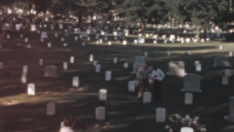 Menschen-Besuchen-Die-Gräber-Ihrer-Lieben-Auf-Dem-Arlington-National-Cemetery-In-Den-1950er-Jahren