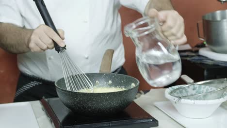 Italienischer-Koch-Kocht-Sizilianische-Panella-Krapfen-Aus-Kichererbsenmehl,-Nahaufnahme-Der-Küche