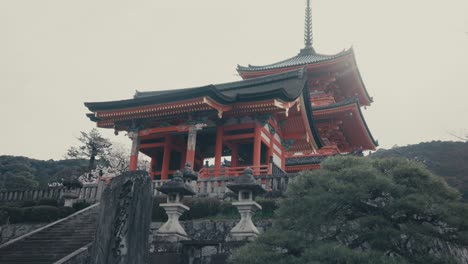 Puerta-Oeste-Y-Pagoda-Sanjunoto-Del-Templo-Kiyomizu-En-Kyoto,-Japón