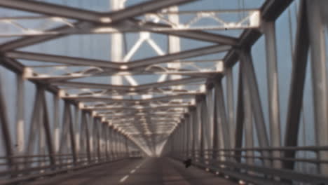 Paseo-Panorámico-Por-El-Puente-De-La-Bahía-De-Chesapeake-En-Una-Película-Antigua-De-Los-Años-50-Del-Conductor-Del-Automóvil-En-Primera-Persona