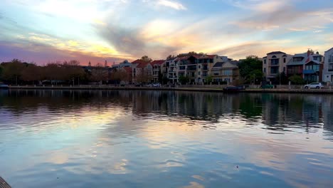 Mágico-Tenue-Atardecer-Cielo-Reflejo