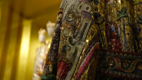 Dolce-Und-Gabbana-Alta-Moda-Mit-Komplizierten-Ikonischen-Designs-Während-Der-Ausstellung-Im-Palazzo-Reale-In-Mailand,-Italien