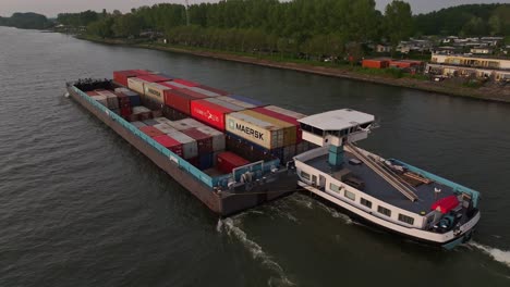 Luftaufnahme-Von-Intermodalcontainern-Auf-Einem-Lastkahn-In-Moerdijk,-Niederlande