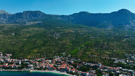 Vista-Aérea-Lejos-De-La-Ciudad-De-Podgora,-Día-De-Verano-En-La-Riviera-De-Makarska,-Croacia