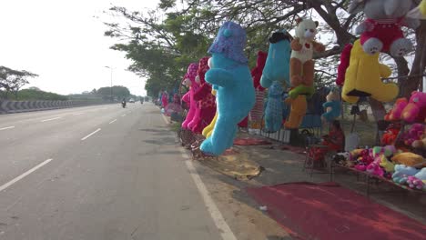 Mujer-India-Vendiendo-Coloridos-Juguetes-De-Peluche-Al-Borde-De-La-Carretera-En-La-India