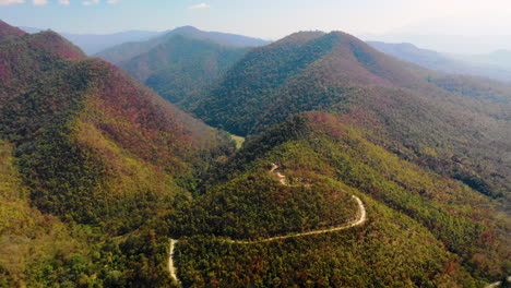 Luftaufnahme-Einer-Straße,-Die-Sich-Durch-Die-Berge-Thailands-Schlängelt