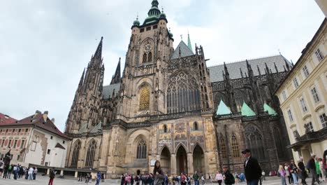 Praga,-Iglesia-En-El-Terreno-De-Un-Castillo-Histórico