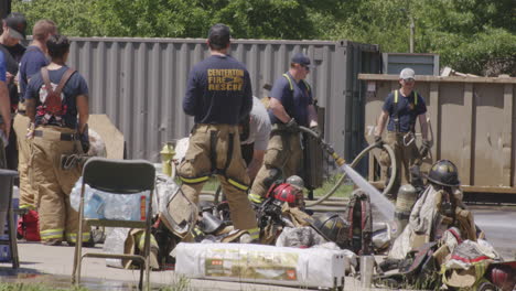 Bomberos-Con-Manguera-Contra-Incendios-Y-Extintores-En-Entrenamiento-Con-Fuego-Real-En-Siloam-Springs,-Arkansas