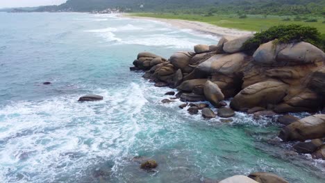 Costa-Tropical-Rocosa-En-Una-Vista-Aérea-Con-Olas-Rompiendo