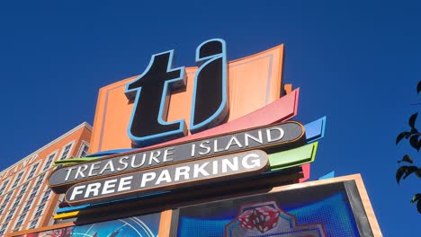 Treasure-Island-Casino-Hotel,-Las-Vegas,-Nevada,-USA,-Logo-Und-Schild-„Gratisparken“,-Nahaufnahme