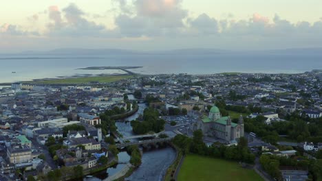 Luftbild-über-Der-Kathedrale-Von-Galway-Und-Dem-Fluss-Corrib-Bei-Sonnenuntergang-In-Irland