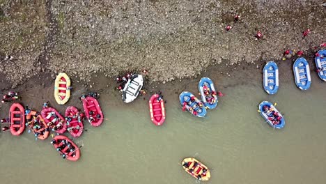 Drohnenansicht-Von-Menschen,-Die-Schlauchboote-Zum-Rafting-Auf-Dem-Fluss-Fahren