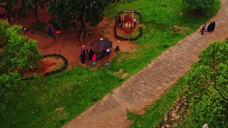 Vista-De-ángulo-Alto-De-Niños-Jugando-En-Columpios-En-Un-Parque-En-Abuja,-Nigeria