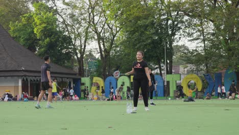 Menschen-Genießen-Freizeitaktivitäten-Am-Nachmittag-Bei-Alun-Alun-Ahmad-Yani,-Tangerang