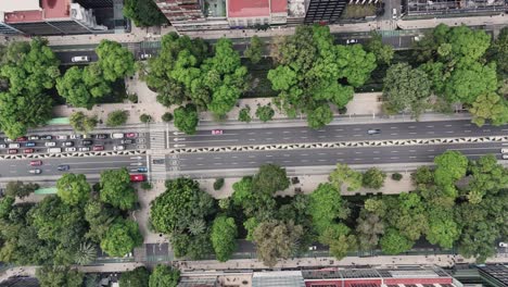 Fahrzeugverkehr-Auf-Den-Fahrspuren-Des-Paseo-De-La-Reforma-In-Zeitlupe,-Luftaufnahme