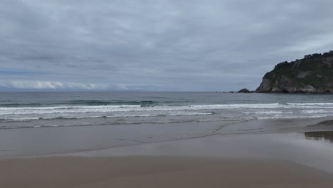 Wellen-Brechen-Am-Strand-Asturien-Küste-Spanien-Drohne,-Luftaufnahme