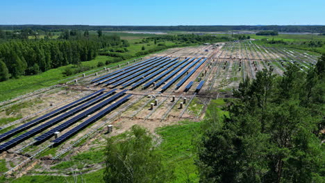 Sitio-Del-Proyecto-De-Construcción-De-Una-Planta-De-Energía-Solar-En-Un-Paisaje-Rural.