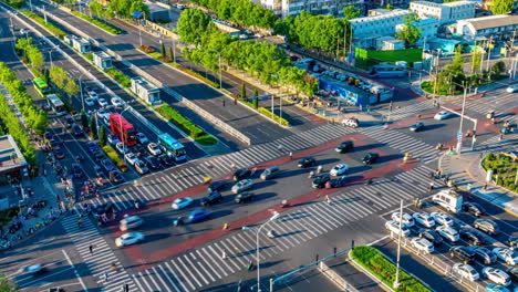 Stadtverkehr-Und-Hochhäuser,-Erhöhte-Sicht-Auf-Die-Skyline-Der-Stadt,-Hochstraßen-Bei-Nacht-Mit-Autolichtern,-Die-Die-Städtische-Bewegung-Nachzeichnen