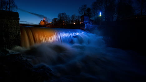 Zeitraffer-Des-Fließenden-Wassers-Am-Vanhankaupunkoski-Staudamm,-Abenddämmerung-In-Helsinki