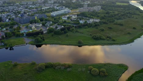 Leuchtendes,-Sanftes-Orangefarbenes-Licht-über-Den-Wolken-Am-Himmel-Spiegelt-Sich-Auf-Dem-Fluss-Corrib-In-Galway,-Irland