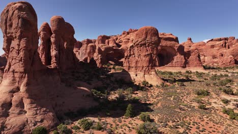 Drone-Avanzando-Sobre-Una-Hermosa-Formación-Rocosa-En-El-Parque-Nacional-Arches,-Moab,-Utah,-Estados-Unidos