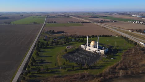 Enorme-Centro-Islámico-En-Campos-Llanos-De-Ohio,-Vista-Aérea-De-Drones