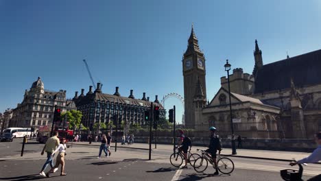 Cyclists-wait-at-traffic-lights-near-Big-Ben-in-Westminster,-London