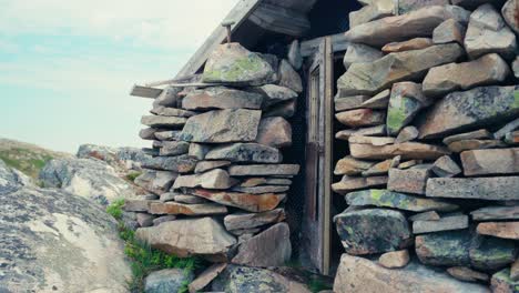 Alte-Steinhütte-In-Norwegischer-Landschaft---Schwenkaufnahme