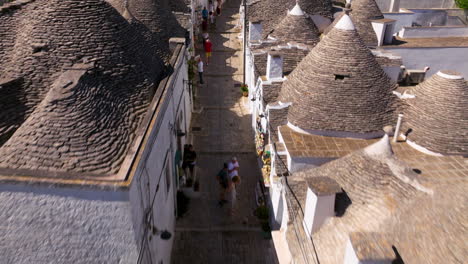 Fliegen-Sie-über-Trockensteingebäude-Mit-Konischen-Dächern-In-Alberobello-In-Apulien,-Süditalien