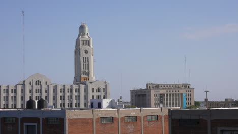 Gebäude-Und-Turm-Der-Nationalen-Zolldirektion,-Montevideo,-Uruguay