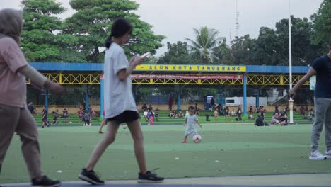 Ein-Belebter-Park-In-Tangerang-Mit-Leuten,-Die-Fußball-Spielen-Und-An-Einem-Sonnigen-Tag-Entspannen