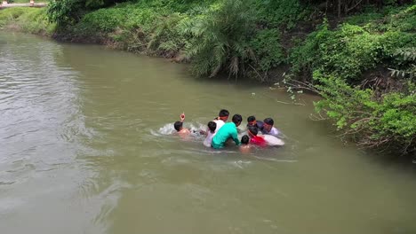 Escena-De-Aldeanos-Sumergiendo-Un-ídolo-De-Ganesha-En-El-Río