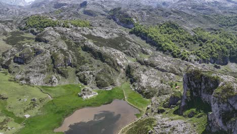 Die-Seen-Von-Covadonga-In-Den-Picos-De-Europa-Zeigen-Beim-Schwenken-Schneebedeckte-Berge-Mit-Einer-Drohne