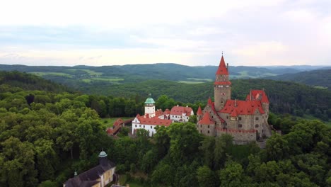 Historisches-Schloss-Bouzov-In-Der-Tschechischen-Republik---Luftaufnahme-Einer-Drohne