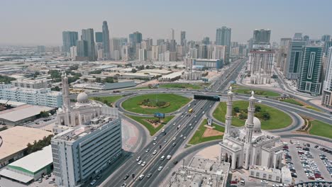 Vista-Aérea-Del-Puente-Al-Khan-De-Sharjah-Con-Las-Cuatro-Nuevas-Mezquitas-Idénticas-En-Cada-Esquina-En-Los-Emiratos-Árabes-Unidos.