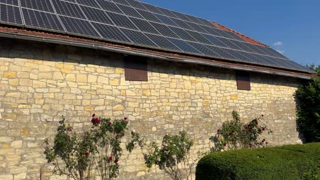 Sonnenkollektoren-Auf-Dem-Dach-Eines-Sandsteinhauses